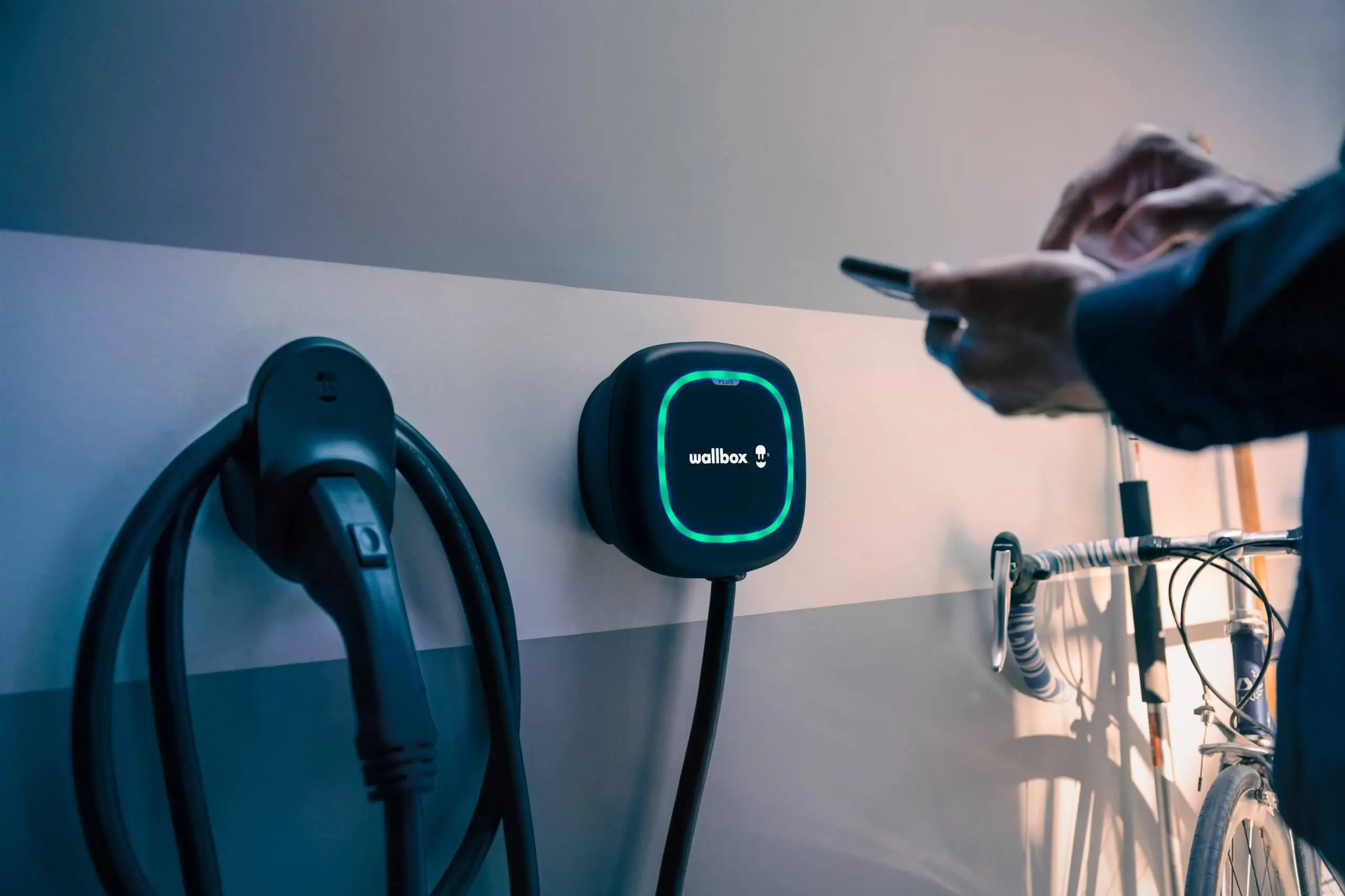 Elektromos autó töltő telepítés garázsban, wallbox fali töltő app vezérléssel és rfid azonosítással, intelligens töltő rendszer biztonságos autó töltéshez