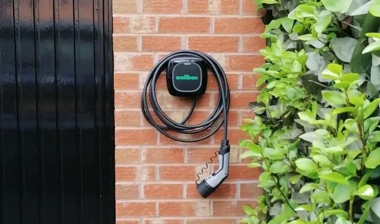 Otthoni elektromos autó töltő telepítés téglafalon, 11kw teljesítményű fali töltő integrált töltőkábellel, megfelelő telepítés biztonságos töltési megoldáshoz