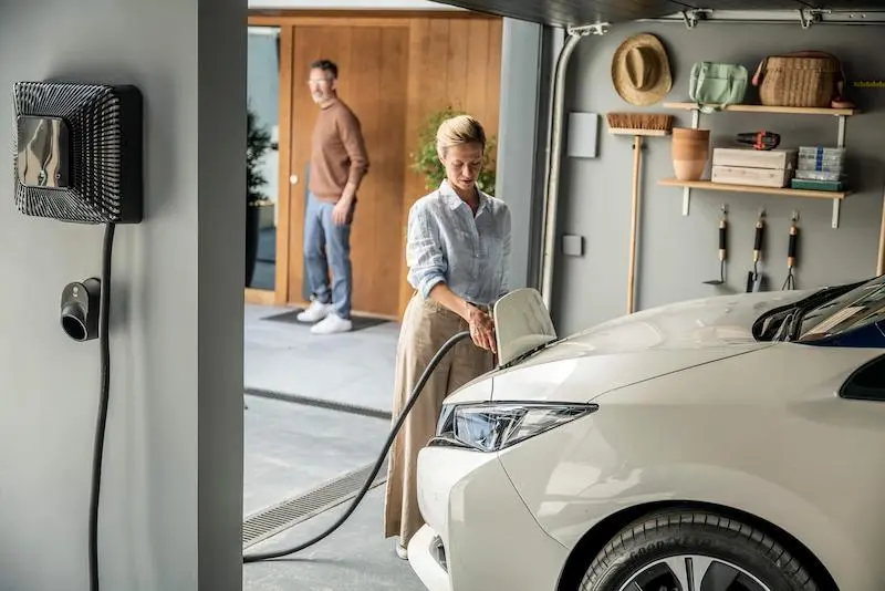 Plug in hibrid autó otthoni fali töltése garázsban, megfelelő töltési teljesítmény használt autó mellé